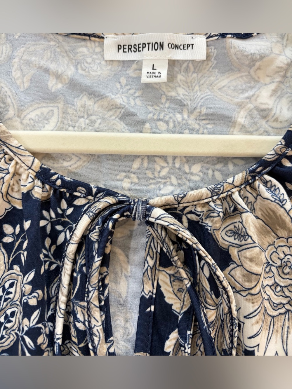 NWT SZ L PerSeption Concept Navy and Cream Floral Tie-Front Ruffle Shell - Picture 3 of 6